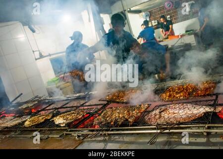 Horizontaler Blick auf einen riesigen Grill in einem Fischrestaurant in Bali, Indonesien. Stockfoto