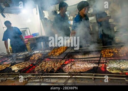 Horizontaler Blick auf einen riesigen Grill in einem Fischrestaurant in Bali, Indonesien. Stockfoto