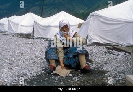 1995 Zenica, Bosnien - ältere Flüchtlingsfrau, die vor den Kämpfen in Zenica geflohen ist, findet Zuflucht in einem temporären Flüchtlingslager der Vereinten Nationen in der Nähe von Zenica Stockfoto