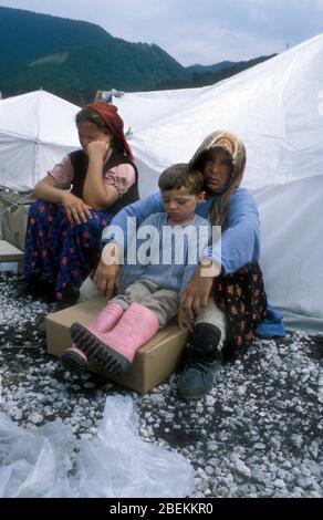 1995 Zenica, Bosnien - Großmutter, Tochter und Kind aus derselben Familie von Flüchtlingen, die vor den Kämpfen in Zenica geflohen sind, finden Zuflucht in einem temporären Flüchtlingslager der Vereinten Nationen in der Nähe von Zenica Stockfoto