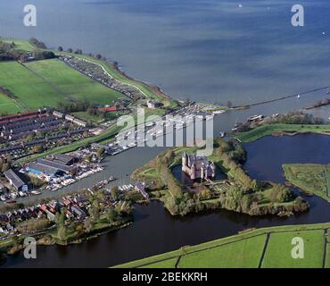 Muiden, Holland, 29. - 1988. Oktober: Historische Luftaufnahme der Muiderslot, Muider Castle an der Mündung des Flusses Vecht zum IJsselmeer Stockfoto