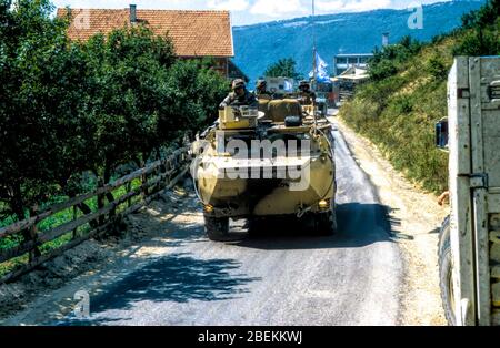 1993 Mostar, Bosnien - SFOR-Schnelleinwehrfahrzeug und Soldaten patrouillieren während des Krieges auf dem Land in der Nähe von Mostar, Bosnien Stockfoto