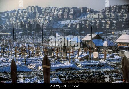 Sarajevo 1995 - muslimische und christliche Gräber auf dem Friedhof des Olympiastadions Mezarje für Bürgerkriegsopfer während der Belagerung, Bosnien und Herzegowina Stockfoto