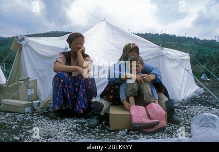 1995 Zenica, Bosnien - Großmutter, Tochter und Kind aus derselben Familie von Flüchtlingen, die vor den Kämpfen in Zenica geflohen sind, finden Zuflucht in einem temporären Flüchtlingslager der Vereinten Nationen in der Nähe von Zenica Stockfoto