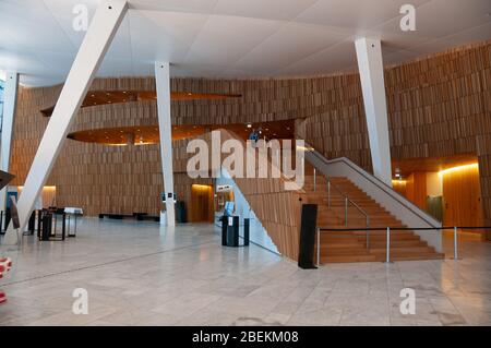 Oslo, Norwegen - 17. Januar 2010: Haupteingang und Treppe des Opernhauses Theater von Oslo. Einzigartiges Design, Interieur komplett aus Holz. Stockfoto