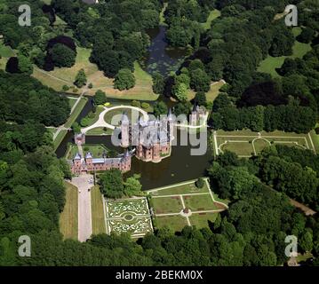 Haarzuilens, Holland, 20. - 1989. Juni: Historische Luftaufnahme von Schloss De Haar, Gärten und Teich in der Provinz Utrecht Stockfoto