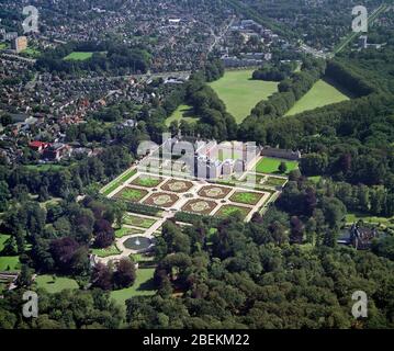 Apeldoorn, Holland, 11. - 1990. Juli: Historische Luftaufnahme des Loo Palastes und der Gärten in Apeldoorn, Niederlande, gebaut vom Haus Orange-Nass Stockfoto