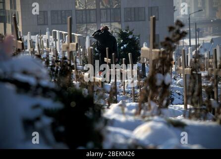 Sarajevo 1995 - der Mensch trauert durch muslimische und christliche Gräber auf dem Friedhof des Olympiastadions Mezarje für die Opfer des Bürgerkriegs während der Belagerung, Bosnien und Herzegowina Stockfoto