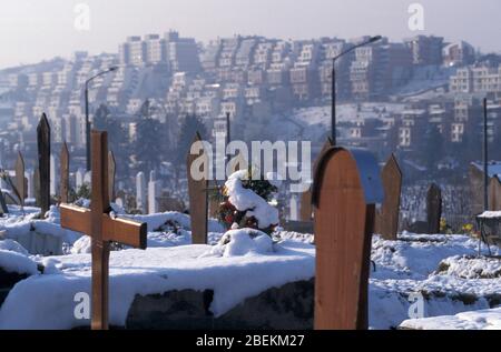 Sarajevo 1995 - muslimische und christliche Gräber auf dem Friedhof des Olympiastadions Mezarje für Bürgerkriegsopfer während der Belagerung, Bosnien und Herzegowina Stockfoto