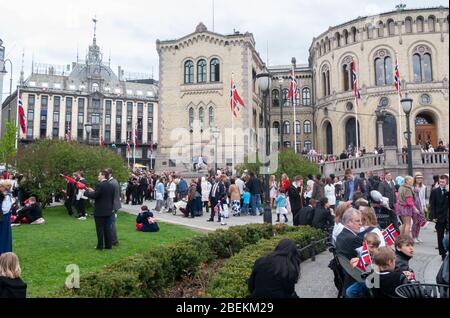 Oslo, Norwegen - 17. Mai 2010: März am Unabhängigkeitstag. Die Menschen feiern die Freiheit auf den Straßen von Oslo, vor dem Congress Stortinget. Stockfoto