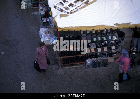 Sarajevo 1995 - Markt Verkaufsstand Schuhe, Bosnien Herzegowina Stockfoto