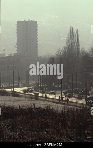 Sarajevo 1998 - früher Verkehr im Winter in Zentral-Sarajevo, Bosnien und Herzegowina Stockfoto
