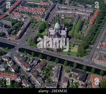 Haarlem, Holland, 14. - 1992. Mai: Historische Luftaufnahme der Kathedrale von Saint Bavo in der Stadt Haarlem in der niederländischen Provinz Noord Holland Stockfoto