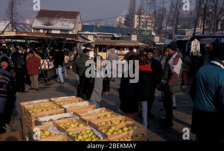 1995 Sarajevo - Outdoor-Markt in Sarajevo, Bosnien und Herzegowina Stockfoto