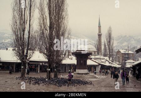 Sarajevos 15. Jahrhundert Bascarsija Altstadt Markt während der Belagerung im Jahr 1995, Sarajevo, Bosnien und Herzegowina Stockfoto