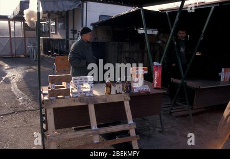 Sarajevo 1995 - Marktstand für Zigaretten und Alkohol, Sarajevo, Bosnien und Herzegowina Stockfoto