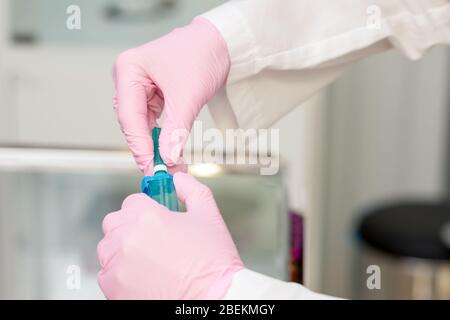 Elemente des Blutentnahmesystems und der Probenahme in den Händen der Krankenschwester. Stockfoto