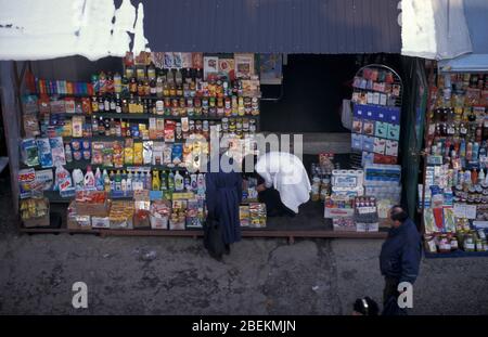 Marktstand Verkauf von Lebensmitteln in Sarajevo im Jahr 1995 während der Bürgerkriegsbelagerung, Bosnien und Herzegowina Stockfoto