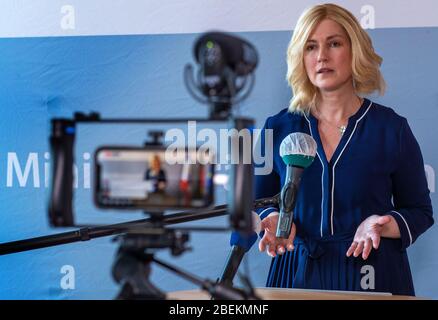 Schwerin, Deutschland. April 2020. Die Ministerpräsidentin von Mecklenburg-Vorpommern, Manuela Schwesig (SPD), beantwortet Fragen von Medienvertretern in einer Pressekonferenz nach Konsultationen zwischen Landesregierung und medizinischen Experten zur möglichen Lockerung von Kontaktbeschränkungen in der Corona-Krise. Die drastischen Maßnahmen zur Eindämmung der Koronaepidemie sind bisher weitgehend bis 19.04.2020 begrenzt. Quelle: Jens Büttner/dpa-Zentralbild/dpa/Alamy Live News Stockfoto