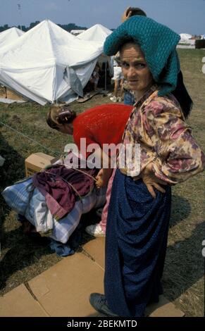 1995 - weibliche Flüchtlinge aus Srebrenica auf dem Flugplatz Tuzla UN-Flüchtlingslager für bosnische Muslime, die vor dem Massaker von Srebrenica während des Bosnienkrieges fliehen Stockfoto