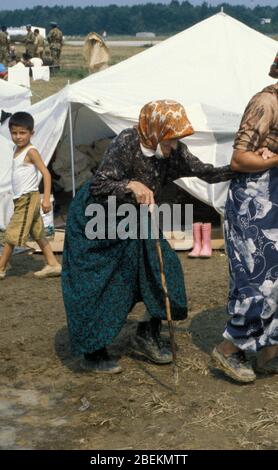 1995 - ältere weibliche Flüchtlinge aus Srebrenica auf dem Flugplatz Tuzla, vorübergehendes Flüchtlingslager für bosnische Muslime, die vor dem Massaker von Srebrenica während des Bosnienkrieges fliehen Stockfoto