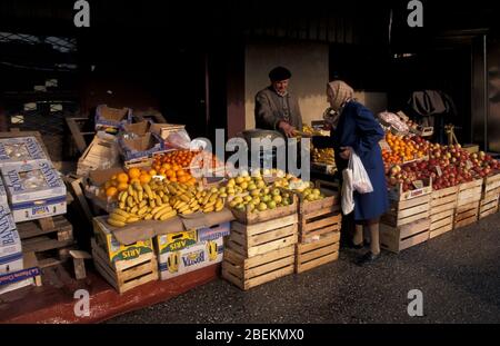 Marktstand mit Obst in Sarajevo im Jahr 1995 während der Bürgerkriegsbelagerung, Bosnien und Herzegowina Stockfoto