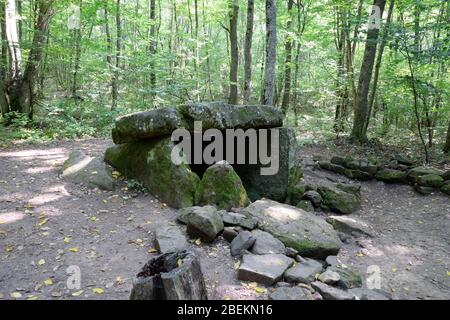 Dolmen in Shapsug. Wald in der Stadt in der Nähe des Dorfes Shapsugskaya, sind die Sehenswürdigkeiten Dolmen und Ruinen der alten Zivilisation. Stockfoto