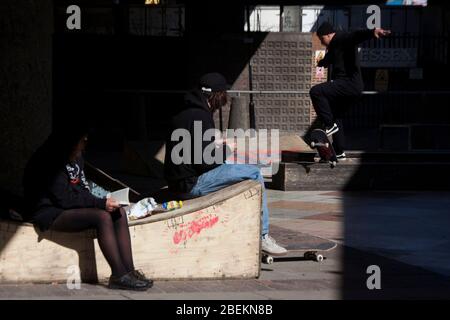 Mabley Green, London, Großbritannien. April 2020. Die Öffentlichkeit kann in Mabley Green, Hackney Wick, in East London gesehen werden; tägliche Übungen, Skateboarding und Walking. Die Öffentlichkeit sollte zu Hause bleiben, nur notwendige Reisen und tägliche Bewegung sind erlaubt; wegen des Coronavirus-Ausbruchs. Quelle: Marcin Nowak/Alamy Live News Stockfoto