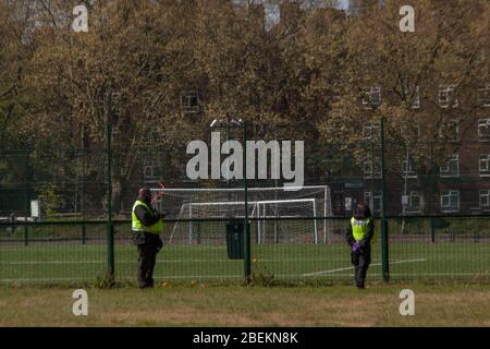 Mabley Green, London, Großbritannien. April 2020. Die Öffentlichkeit kann in Mabley Green, Hackney Wick, in East London gesehen werden; tägliche Übungen, Skateboarding und Walking. Die Öffentlichkeit sollte zu Hause bleiben, nur notwendige Reisen und tägliche Bewegung sind erlaubt; wegen des Coronavirus-Ausbruchs. Quelle: Marcin Nowak/Alamy Live News Stockfoto