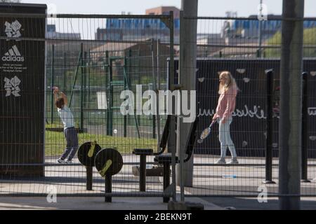 Mabley Green, London, Großbritannien. April 2020. Die Öffentlichkeit kann in Mabley Green, Hackney Wick, in East London gesehen werden; tägliche Übungen, Skateboarding und Walking. Die Öffentlichkeit sollte zu Hause bleiben, nur notwendige Reisen und tägliche Bewegung sind erlaubt; wegen des Coronavirus-Ausbruchs. Quelle: Marcin Nowak/Alamy Live News Stockfoto