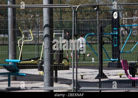 Mabley Green, London, Großbritannien. April 2020. Die Öffentlichkeit kann in Mabley Green, Hackney Wick, in East London gesehen werden; tägliche Übungen, Skateboarding und Walking. Die Öffentlichkeit sollte zu Hause bleiben, nur notwendige Reisen und tägliche Bewegung sind erlaubt; wegen des Coronavirus-Ausbruchs. Quelle: Marcin Nowak/Alamy Live News Stockfoto