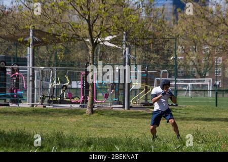 Mabley Green, London, Großbritannien. April 2020. Die Öffentlichkeit kann in Mabley Green, Hackney Wick, in East London gesehen werden; tägliche Übungen, Skateboarding und Walking. Die Öffentlichkeit sollte zu Hause bleiben, nur notwendige Reisen und tägliche Bewegung sind erlaubt; wegen des Coronavirus-Ausbruchs. Quelle: Marcin Nowak/Alamy Live News Stockfoto