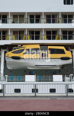 Rettungsboot auf dem Kreuzfahrtschiff Aida Stella dockte am Hafen von Funchal Madeira an Stockfoto