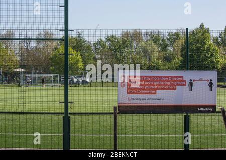 Mabley Green, London, Großbritannien. April 2020. Die Öffentlichkeit kann in Mabley Green, Hackney Wick, in East London gesehen werden; tägliche Übungen, Skateboarding und Walking. Die Öffentlichkeit sollte zu Hause bleiben, nur notwendige Reisen und tägliche Bewegung sind erlaubt; wegen des Coronavirus-Ausbruchs. Quelle: Marcin Nowak/Alamy Live News Stockfoto