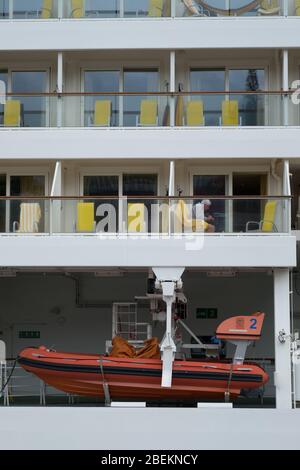 Das orangefarbene Rettungsboot auf dem Kreuzfahrtschiff Aida Stella dockte am Hafen von Funchal Madeira an Stockfoto