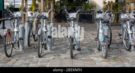 Bordeaux , Aquitaine / Frankreich - 03 30 2020 : bordeaux Stadt Fahrrad mieten städtischen Selbstbedienungs Fahrrad in der Stadt Straße mit App Stockfoto