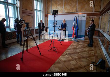 Schwerin, Deutschland. April 2020. Die Ministerpräsidentin von Mecklenburg-Vorpommern, Manuela Schwesig (SPD), beantwortet Fragen von Medienvertretern in einer Pressekonferenz nach Konsultationen zwischen Landesregierung und medizinischen Experten zur möglichen Lockerung von Kontaktbeschränkungen in der Corona-Krise. Die drastischen Maßnahmen zur Eindämmung der Koronaepidemie sind bisher weitgehend bis 19.04.2020 begrenzt. Quelle: Jens Büttner/dpa-Zentralbild/dpa/Alamy Live News Stockfoto