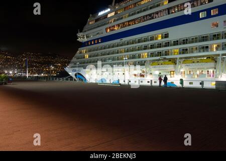 Kreuzfahrtschiff im Hafen von Funchal Madeira bei Nacht angedockt; Stockfoto