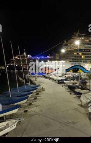 Zwei Kreuzfahrtschiffe dockten nachts im Hafen von Funchal Madeira an; Stockfoto