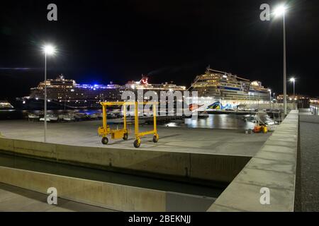 Zwei Kreuzfahrtschiffe dockten nachts im Hafen von Funchal Madeira an; Stockfoto