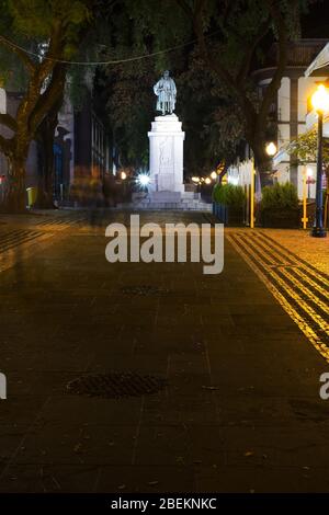 Nachtaufnahme der Statue Joao Goncalves Zarco, Funchal, Madeira Stockfoto