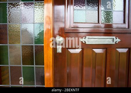 Eingangstür mit Buntglas und Metalltür, Vintage-Design Nahaufnahme Stockfoto