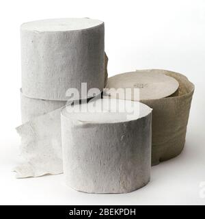 Mehrere Rollen Toilettenpapier auf dem weißen Hintergrund Stockfoto