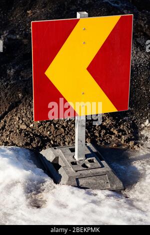schild mit gelbem Pfeil auf rotem Grund, für Straßenarbeiten verwendet Stockfoto