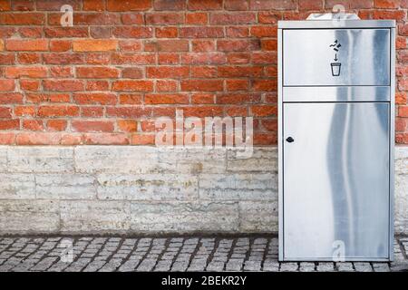 Moderne Edelstahl / Metall Abfallbehälter für Recycling von Kunststoff und Papier Tassen über Ziegelwand im Freien. Freier Speicherplatz. Stockfoto