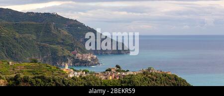 Blick auf Manarola und Corniglia vom Blue Path Trail (Sentiero Azzurro) in Cinque Terre, Italien Stockfoto