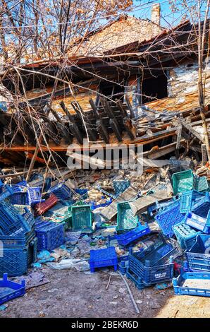 März 2020 - Ankara, Türkei: Ruinen eines zerstörten historischen Ankarahauses in Altindag, Ulus, Ankara, Türkei. Stockfoto