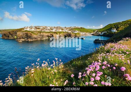 Blick auf den Frühling mit Blick zurück auf das malerische Dorf Port Isaac, North Cornwall Stockfoto