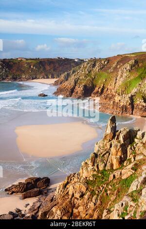 Blick auf Pedn Vounder und Porthcurno Stockfoto