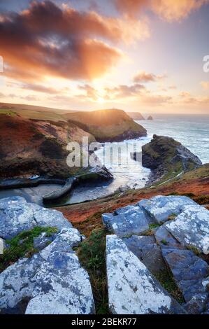 Wunderschöner Sonnenuntergang mit Blick auf Boscastle Harbour, North Cornwall Stockfoto